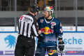 Patrick Hager (EHC Red Bull Muenchen) im Gespräch mit Linesman Marius Woelzmueller in der Hauptrundenbegegnung der Deutschen Eishockey Liga zwischen dem EHC Red Bull München und den Grizzlys Wolfsburg am 11.10.2019.