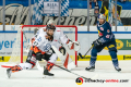 Wade Bergman (Grizzlys Wolfsburg) und Yasin Ehliz (EHC Red Bull Muenchen) vor dem Tor von Chet Pickard (Torwart, Grizzlys Wolfsburg) im Spiel Red Bull Muenchen gegen die Grizzlys Wolfsburg am 11.10.2019.Foto: Heike Feiner/Eibner Pressefoto