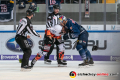 Keilerei zwischen Nick Jones (Grizzlys Wolfsburg) und Keith Aulie (EHC Red Bull Muenchen) in der Hauptrundenbegegnung der Deutschen Eishockey Liga zwischen dem EHC Red Bull München und den Grizzlys Wolfsburg am 11.10.2019.