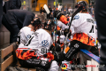 Die Wolfsburger Bank um Coach Pat Cortina (Grizzlys Wolfsburg) während eines Timeouts in der Hauptrundenbegegnung der Deutschen Eishockey Liga zwischen dem EHC Red Bull München und den Grizzlys Wolfsburg am 11.10.2019.