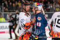 Shakehands zwischen Alexander Johansson (Grizzlys Wolfsburg) und Mark Voakes (EHC Red Bull Muenchen) nach der Hauptrundenbegegnung der Deutschen Eishockey Liga zwischen dem EHC Red Bull München und den Grizzlys Wolfsburg am 11.10.2019.