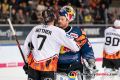 Shakenhands zwischen Dominik Bittner (Grizzlys Wolfsburg) und Danny aus den Birken (Torwart, EHC Red Bull Muenchen) nach der Hauptrundenbegegnung der Deutschen Eishockey Liga zwischen dem EHC Red Bull München und den Grizzlys Wolfsburg am 11.10.2019.