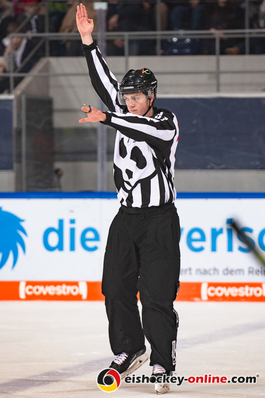 Linesman Marius Woelzmueller in der Hauptrundenbegegnung der Deutschen Eishockey Liga zwischen dem EHC Red Bull München und den Grizzlys Wolfsburg am 27.01.2019.