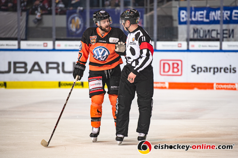 Wade Bergman (Grizzlys Wolfsburg) im Gespräch mit Hauptschiedsrichter Sirko Hunnius in der Hauptrundenbegegnung der Deutschen Eishockey Liga zwischen dem EHC Red Bull München und den Grizzlys Wolfsburg am 27.01.2019.