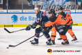 Matt Stajan (EHC Red Bull Muenchen) sowie Alexander Karachun (Grizzlys Wolfsburg) und Wade Bergman (Grizzlys Wolfsburg) auf der Jagd nach dem Puck in der Hauptrundenbegegnung der Deutschen Eishockey Liga zwischen dem EHC Red Bull München und den Grizzlys Wolfsburg am 27.01.2019.