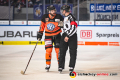 Wade Bergman (Grizzlys Wolfsburg) im Gespräch mit Hauptschiedsrichter Sirko Hunnius in der Hauptrundenbegegnung der Deutschen Eishockey Liga zwischen dem EHC Red Bull München und den Grizzlys Wolfsburg am 27.01.2019.