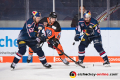Patrick Hager (EHC Red Bull Muenchen) und Yasin Ehliz (EHC Red Bull Muenchen) im Kampf um den Puck mit Bjoern Krupp (Grizzlys Wolfsburg) in der Hauptrundenbegegnung der Deutschen Eishockey Liga zwischen dem EHC Red Bull München und den Grizzlys Wolfsburg am 27.01.2019.
