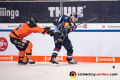 Derek Joslin (EHC Red Bull Muenchen) bedrängt von Alexander Karachun (Grizzlys Wolfsburg) in der Hauptrundenbegegnung der Deutschen Eishockey Liga zwischen dem EHC Red Bull München und den Grizzlys Wolfsburg am 27.01.2019.