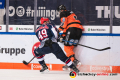 Mark Voakes (EHC Red Bull Muenchen) gegen Nick Latta (Grizzlys Wolfsburg) in der Hauptrundenbegegnung der Deutschen Eishockey Liga zwischen dem EHC Red Bull München und den Grizzlys Wolfsburg am 27.01.2019.