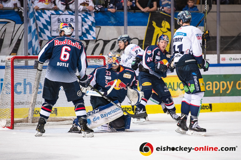 Daryl Boyle (EHC Red Bull Muenchen) und Danny aus den Birken (Torwart, EHC Red Bull Muenchen) verteidigen gegen Louis-Marc Aubry (Eisbaeren Berlin) in der 3. Viertelfinalbegegnung in den Playoffs der Deutschen Eishockey Liga zwischen dem EHC Red Bull München und den Eisbären Berlin am 17.03.2019.