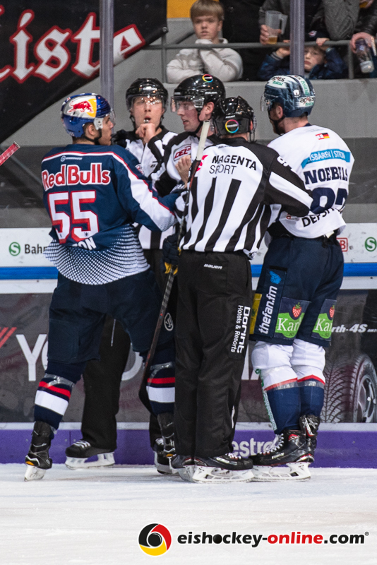 Die Schiedsrichter versuchen die Unstimmigkeiten zwischen Ryan Button (EHC Red Bull Muenchen) und Marcel Noebels (Eisbaeren Berlin) zu schlichten in der 3. Viertelfinalbegegnung in den Playoffs der Deutschen Eishockey Liga zwischen dem EHC Red Bull München und den Eisbären Berlin am 17.03.2019.