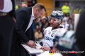 Andre Rankel (Eisbaeren Berlin) erhaelt Spielanweisungen von seinem Co-Trainer Steffen Ziesche (Eisbaeren Berlin) in der 3. Viertelfinalbegegnung in den Playoffs der Deutschen Eishockey Liga zwischen dem EHC Red Bull München und den Eisbären Berlin am 17.03.2019.