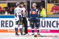 Hauptschiedsrichter Aleksi Rantala im Gespräch zwischen Andre Rankel (Eisbaeren Berlin) und John Mitchell (EHC Red Bull Muenchen) in der 3. Viertelfinalbegegnung in den Playoffs der Deutschen Eishockey Liga zwischen dem EHC Red Bull München und den Eisbären Berlin am 17.03.2019.