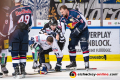 Linesman Kilian Hinterdobler versucht die Unstimmigkeiten zwischen Louis-Marc Aubry (Eisbaeren Berlin) und John Mitchell (EHC Red Bull Muenchen)in der 3. Viertelfinalbegegnung in den Playoffs der Deutschen Eishockey Liga zwischen dem EHC Red Bull München und den Eisbären Berlin am 17.03.2019.