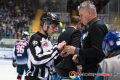 Ein Tape fuer Linesman Kilian Hinterdobler vom Muenchner Betreuer in der 3. Viertelfinalbegegnung in den Playoffs der Deutschen Eishockey Liga zwischen dem EHC Red Bull München und den Eisbären Berlin am 17.03.2019.