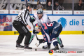 Linesman Kilian Hinterdobler, Patrick Hager (EHC Red Bull Muenchen) und James Sheppard (Eisbaeren Berlin) beim Bully in der 3. Viertelfinalbegegnung in den Playoffs der Deutschen Eishockey Liga zwischen dem EHC Red Bull München und den Eisbären Berlin am 17.03.2019.