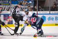 Linesman Kilian Hinterdobler versucht sich nach dem Bully zwischen Patrick Hager (EHC Red Bull Muenchen) und James Sheppard (Eisbaeren Berlin) in Sicherheit zu bringen in der 3. Viertelfinalbegegnung in den Playoffs der Deutschen Eishockey Liga zwischen dem EHC Red Bull München und den Eisbären Berlin am 17.03.2019.