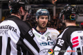 James Sheppard (Eisbaeren Berlin) im Gespraech mit Linesman Tobias Schwenk und Linesman Kilian Hinterdobler in der 3. Viertelfinalbegegnung in den Playoffs der Deutschen Eishockey Liga zwischen dem EHC Red Bull München und den Eisbären Berlin am 17.03.2019.