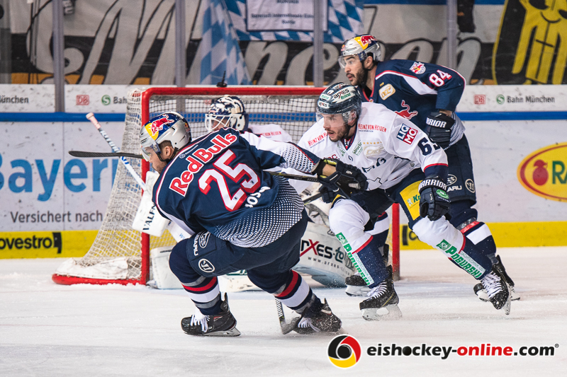 Derek Joslin (EHC Red Bull Muenchen), Florian Kettemer (Eisbaeren Berlin) udn Trevor Parkes (EHC Red Bull Muenchen) vor dem Gehäuse von Kevin Poulin (Torwart, Eisbaeren Berlin) in der 5. Viertelfinalbegegnung in den Playoffs der Deutschen Eishockey Liga zwischen dem EHC Red Bull München und den Eisbären Berlin am 24.03.2019.