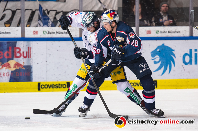 Frank Mauer (EHC Red Bull Muenchen) im Zweikampf mit einem Berliner Spieler in der 5. Viertelfinalbegegnung in den Playoffs der Deutschen Eishockey Liga zwischen dem EHC Red Bull München und den Eisbären Berlin am 24.03.2019.