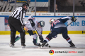 Linesman Tobias Schwenk führt ein Bully aus zwischen Mark Olver (Eisbaeren Berlin) und Mark Voakes (EHC Red Bull Muenchen) in der 5. Viertelfinalbegegnung in den Playoffs der Deutschen Eishockey Liga zwischen dem EHC Red Bull München und den Eisbären Berlin am 24.03.2019.