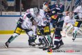 Kampf um den Puck zwischen Mark Olver (Eisbaeren Berlin) und Brendan Ranford (Eisbaeren Berlin) sowie Mark Voakes (EHC Red Bull Muenchen) und Frank Mauer (EHC Red Bull Muenchen) in der 5. Viertelfinalbegegnung in den Playoffs der Deutschen Eishockey Liga zwischen dem EHC Red Bull München und den Eisbären Berlin am 24.03.2019.