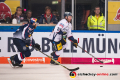 Andre Rankel (Eisbaeren Berlin) verfolgt von Andrew Bodnarchuk (EHC Red Bull Muenchen) in der 5. Viertelfinalbegegnung in den Playoffs der Deutschen Eishockey Liga zwischen dem EHC Red Bull München und den Eisbären Berlin am 24.03.2019.