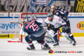 Derek Joslin (EHC Red Bull Muenchen), Florian Kettemer (Eisbaeren Berlin) udn Trevor Parkes (EHC Red Bull Muenchen) vor dem Gehäuse von Kevin Poulin (Torwart, Eisbaeren Berlin) in der 5. Viertelfinalbegegnung in den Playoffs der Deutschen Eishockey Liga zwischen dem EHC Red Bull München und den Eisbären Berlin am 24.03.2019.