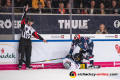 Hauptschiedsrichter Stephan Bauer zeigt eine Strafe an beim Zweikampf zwischen Yasin Ehliz (EHC Red Bull Muenchen) und Brendan Ranford (Eisbaeren Berlin) in der 5. Viertelfinalbegegnung in den Playoffs der Deutschen Eishockey Liga zwischen dem EHC Red Bull München und den Eisbären Berlin am 24.03.2019.