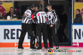 Linesman Tobias Schwenk, Hauptschiedsrichter Andre Schrader, Hauptschiedsrichter Stephan Bauer und Linesman Kilian Hinterdobler vor Beginn des zweiten Drittels in der 5. Viertelfinalbegegnung in den Playoffs der Deutschen Eishockey Liga zwischen dem EHC Red Bull München und den Eisbären Berlin am 24.03.2019.