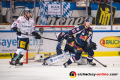 Jamie MacQueen (Eisbaeren Berlin) gegen Danny aus den Birken (Torwart, EHC Red Bull Muenchen) und Patrick Hager (EHC Red Bull Muenchen) in der 5. Viertelfinalbegegnung in den Playoffs der Deutschen Eishockey Liga zwischen dem EHC Red Bull München und den Eisbären Berlin am 24.03.2019.