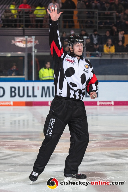 Hauptschiedsrichter Lasse Kopitz in der Hauptrundenbegegnung der Deutschen Eishockey Liga zwischen dem EHC Red Bull München und den Augsburger Panthern am 18.01.2019.