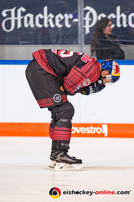 Ryan Button (EHC Red Bull Muenchen) musste von Eis, nachdem ihn ein Puck im Gesicht getroffen hatte in der Hauptrundenbegegnung der Deutschen Eishockey Liga zwischen dem EHC Red Bull München und den Augsburger Panthern am 18.01.2019.
