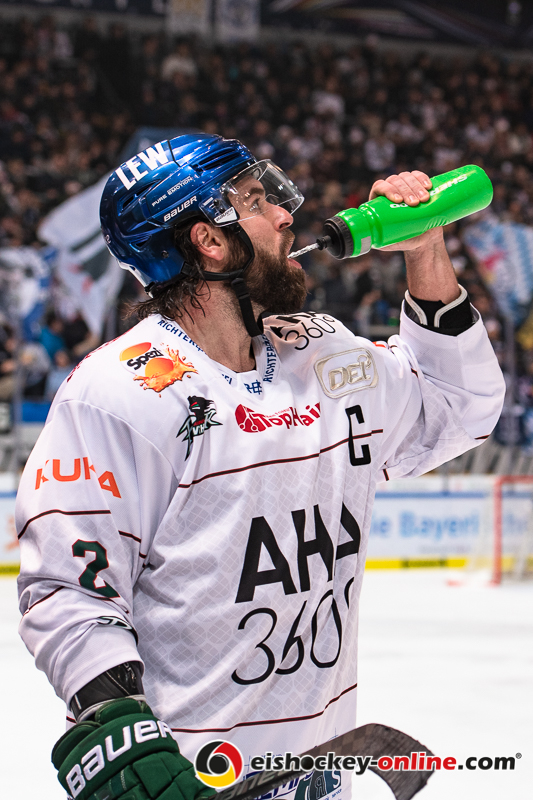 Kapitän Brady Lamb (Augsburger Panther) bei der Pausenerfrischung in der Hauptrundenbegegnung der Deutschen Eishockey Liga zwischen dem EHC Red Bull München und den Augsburger Panthern am 18.01.2019.