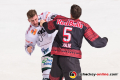 Keith Aulie (EHC Red Bull Muenchen) bei einer Keilerei mit Hans Detsch (Augsburger Panther) in der Hauptrundenbegegnung der Deutschen Eishockey Liga zwischen dem EHC Red Bull München und den Augsburger Panthern am 18.01.2019.