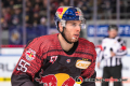 Ryan Button (EHC Red Bull Muenchen) gezeichnet von einem Pucktreffer im Gesicht in der Hauptrundenbegegnung der Deutschen Eishockey Liga zwischen dem EHC Red Bull München und den Augsburger Panthern am 18.01.2019.