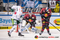 Kevin Reich (Torwart, EHC Red Bull Muenchen) und Ryan Button (EHC Red Bull Muenchen) gegen Adam Payerl (Augsburger Panther) in der Hauptrundenbegegnung der Deutschen Eishockey Liga zwischen dem EHC Red Bull München und den Augsburger Panthern am 18.01.2019.