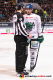 Linesman Andreas Hofer im Gespräch mit Adam Payerl (Augsburger Panther) in der Hauptrundenbegegnung der Deutschen Eishockey Liga zwischen dem EHC Red Bull München und den Augsburger Panthern am 18.01.2019.