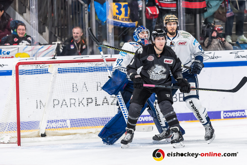Brandon Buck (Nuernberg) vor seinem ehemaligen Teamkollegen Andy Jenike (Nuernberg)