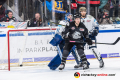 Brandon Buck (Nuernberg) vor seinem ehemaligen Teamkollegen Andy Jenike (Nuernberg)
